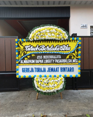 Papan Bunga Duka di Kawangkoan Barat